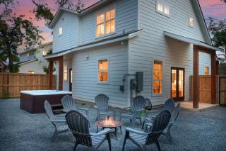 Rosé Retreat: Luxurious Getaway for 6, Hot Tub, Steps to Main Street - 8