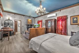 Pet Friendly Cottage w/Hot-Tub 10-Mins to Downtown - 3