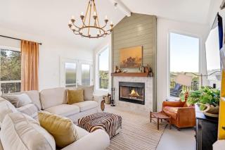 Gorgeous Home with Hot Tub 5min from the River - 6