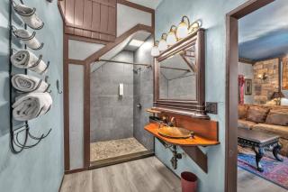 Pet Friendly Cottage w/Hot-Tub 10-Mins to Downtown - 1