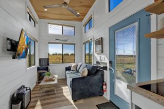 Henley-Lux Tiny Home-Hot Tub-Fire Pit - Fredericksburg - 9