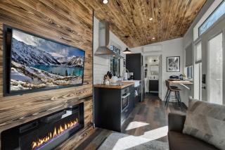 Waylon-Hot Tub and Fire Table! - 9