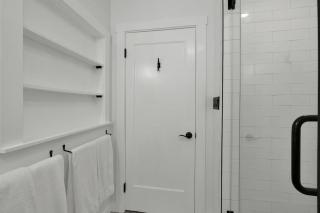 Rojo-Charming unit walking distance to Main St! - 2