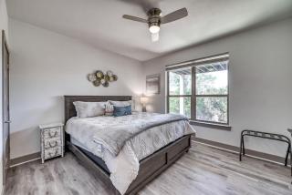 Upscale 5BR Home on Lake Travis with HotTub & Lake Views - 8