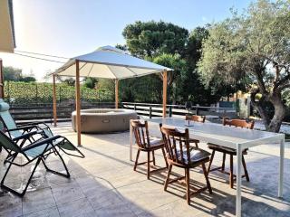 Villa Giacoma hot tub and garden - 2