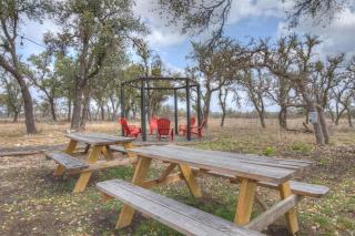 Hill Country-Fire Pit & Hot Tub! - 1