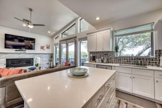 Upscale 5BR Home on Lake Travis with HotTub & Lake Views - 1