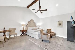 Schubert Inn Suite A with Pool-Grill - 2Blks to Main - 2