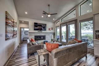 Upscale 5BR Home on Lake Travis with HotTub & Lake Views - 7