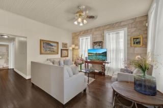 Charming Balcony Suite Overlooking Main Street-Walk to Everything! - 7