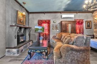 The Vines Retreat, Hot-Tubs, Game Room, 10-Mins to Downtown! - 7