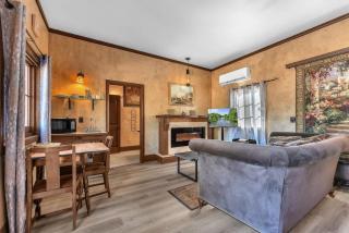 The Vines Retreat, Hot-Tubs, Game Room, 10-Mins to Downtown! - 4