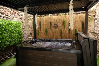 Loveroom La Villa Lova avec spa privé et pièce secrète - 4