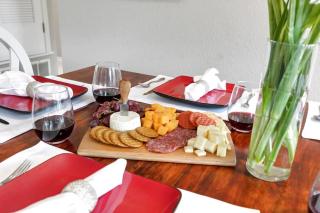 Stylish Home - Lrg Yard with games Grill & Hot Tub - 1