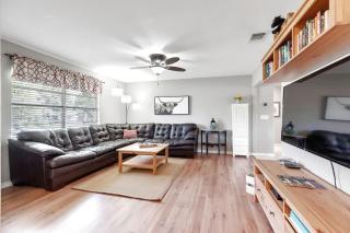 Stylish Home - Lrg Yard with games Grill & Hot Tub - 6