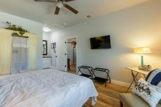 La Casita: Hot-tub & Firepit, 15 min to Fred! - 1