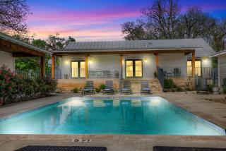 Schubert Inn-Main with Pool and Grill - 2Blks to Main - 7