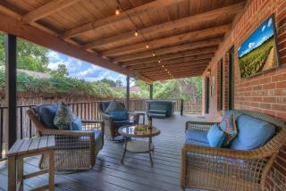 Alcove: Steps to Main St-High End Home w/Hot-tub! - Fredericksburg - 4