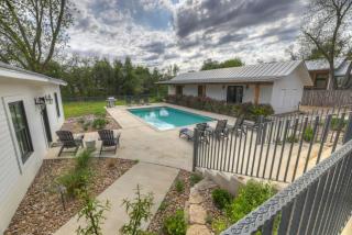 Schubert Inn-Main with Pool and Grill - 2Blks to Main - 6
