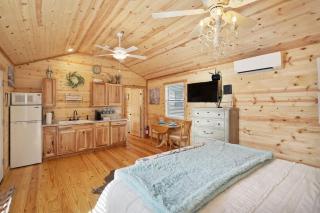 Charming Casita Right on Main St - Fredericksburg - 1