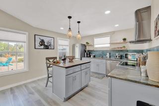 The Janis Bungalow w/Hot tub - Fredericksburg - 5