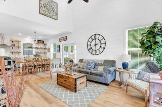 Stunning Home with Hot Tub - Walk to Main - 8