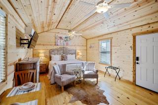 Fancy Cabin Right on Main St! - 1