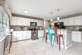 Stylish Home - Lrg Yard with games Grill & Hot Tub - 1