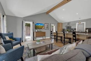 Alcove: Steps to Main St-High End Home w/Hot-tub! - Fredericksburg - 5