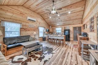 Rustic Cabin with Firepit and Grill - 10 mins to Main St - 4