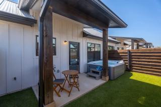 Ricky's Roost with Hot Tub - 9