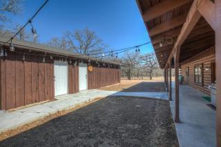 Shady Lane Lodge: Hot-Tub and Game Room Wheelchair Access - 6