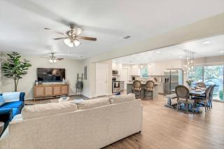 Luxury Home just 5 min from Main St - 5