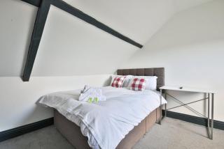 Bright 3-Bed Swansea House + Parking - 7
