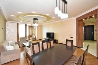 Luxury Premium Large 3Bedroom & 2Bathroom in City Center, Top Location Near Seasons Park - 9