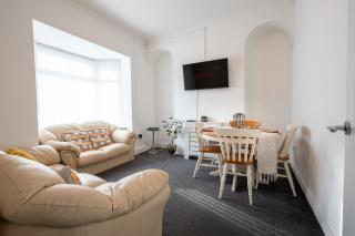 Spacious 4-Bed Home – Port Tennant, Swansea - 9