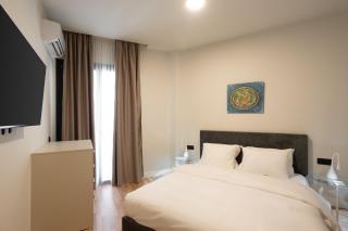 Stylish 2BR Apt, Rooftop with Sauna & Hot Tub - 7