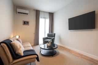 Stylish 2BR Apt, Rooftop with Sauna & Hot Tub - 2