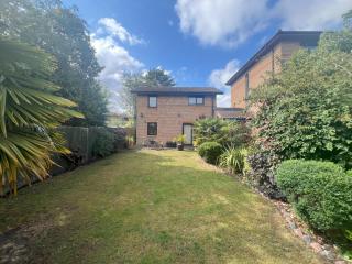 Two Bedroom Central MK House Sleeps 4 - Free Parking & fast WiFi - by Webbhill Stays - Milton Keynes - 4