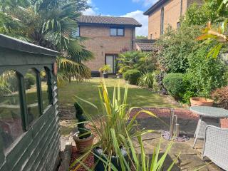 Two Bedroom Central MK House Sleeps 4 - Free Parking & fast WiFi - by Webbhill Stays - Milton Keynes - 2