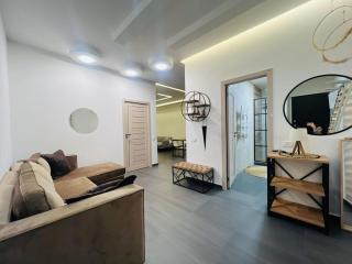 Stylish 2BR Apartment with Balcony by Republic Square - City Center I Стильные апартаменты с 2 спальнями и балконом у площади Республики-Центр Города - 1