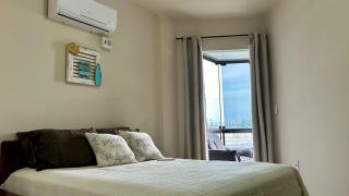 Frente Mar Apartamento 3Q em Itapema, Meia Praia, suite e 2BWC, Ar Condicionado, Smart TV, garagem e churrasqueira na sacada - 6