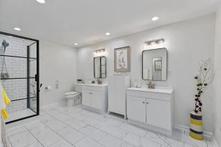 Elegant Private Basement Apartment with Full Kitchen & Living Room - 6