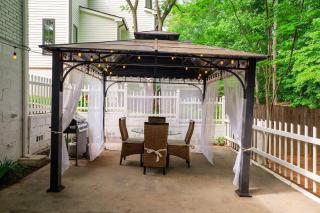 Elegant Private Basement Apartment with Full Kitchen & Living Room - 7
