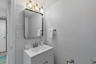 Elegant Private Basement Apartment with Full Kitchen & Living Room - 3