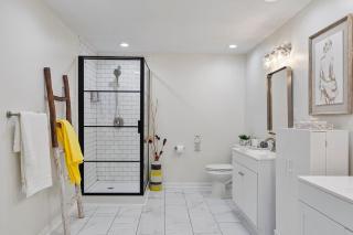 Elegant Private Basement Apartment with Full Kitchen & Living Room - Atlanta - 4