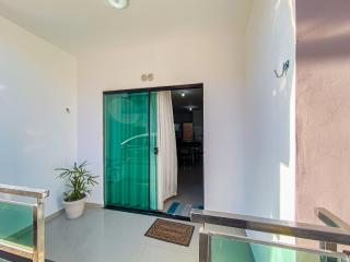 Apê Térreo com 3 quartos com ar condicionado, sala, cozinha completa e internet privativa, a poucos metros da Praia de Taperapuã. Residencial Antares, condomínio com piscina, 1 vaga de garagem e área gourmet - 6