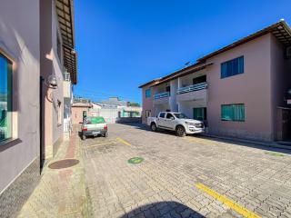 Apê Térreo com 3 quartos com ar condicionado, sala, cozinha completa e internet privativa, a poucos metros da Praia de Taperapuã. Residencial Antares, condomínio com piscina, 1 vaga de garagem e área gourmet - 5