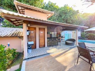 Apê Térreo com 3 quartos com ar condicionado, sala, cozinha completa e internet privativa, a poucos metros da Praia de Taperapuã. Residencial Antares, condomínio com piscina, 1 vaga de garagem e área gourmet - 9