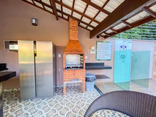 Apê Térreo com 3 quartos com ar condicionado, sala, cozinha completa e internet privativa, a poucos metros da Praia de Taperapuã. Residencial Antares, condomínio com piscina, 1 vaga de garagem e área gourmet - 8